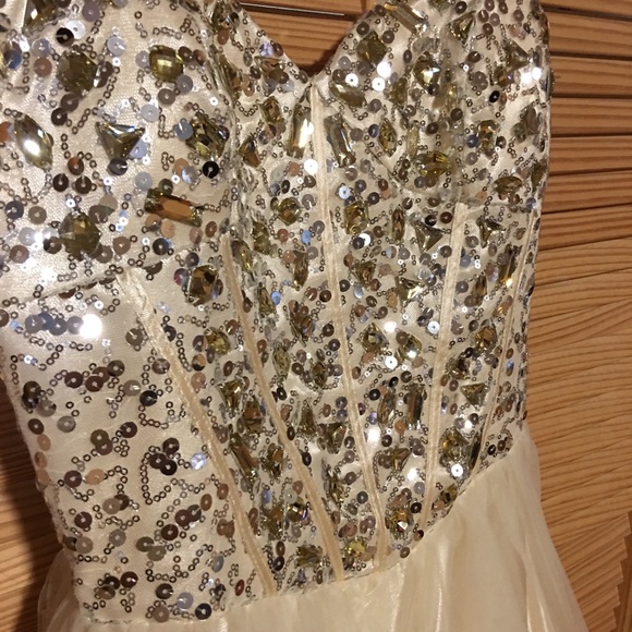 This is an exquisite gown. It’s ready for dancing. - Picture 4 of 8